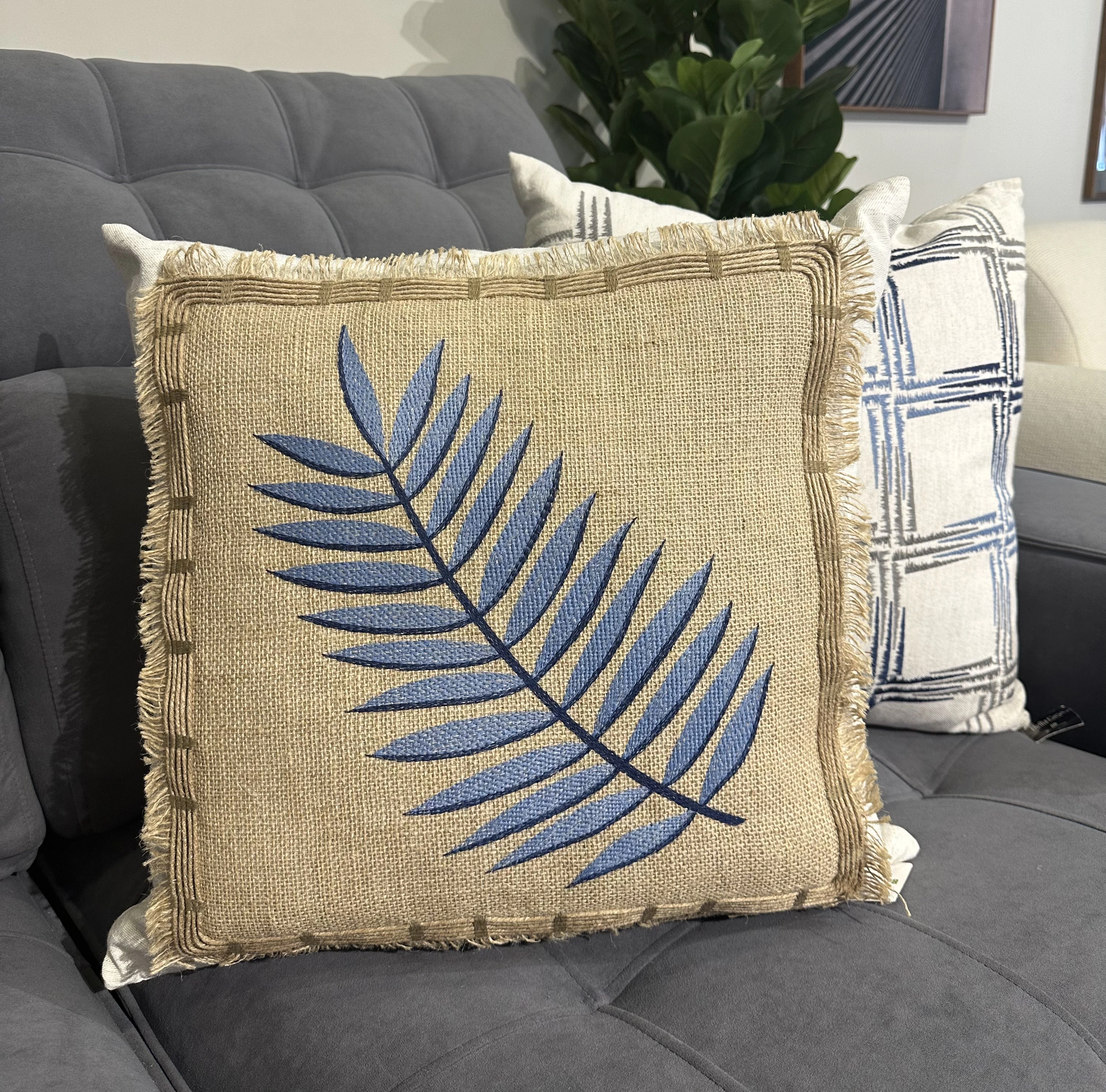 Almohada en tela Lino con tramado arpillera y bordado azul 