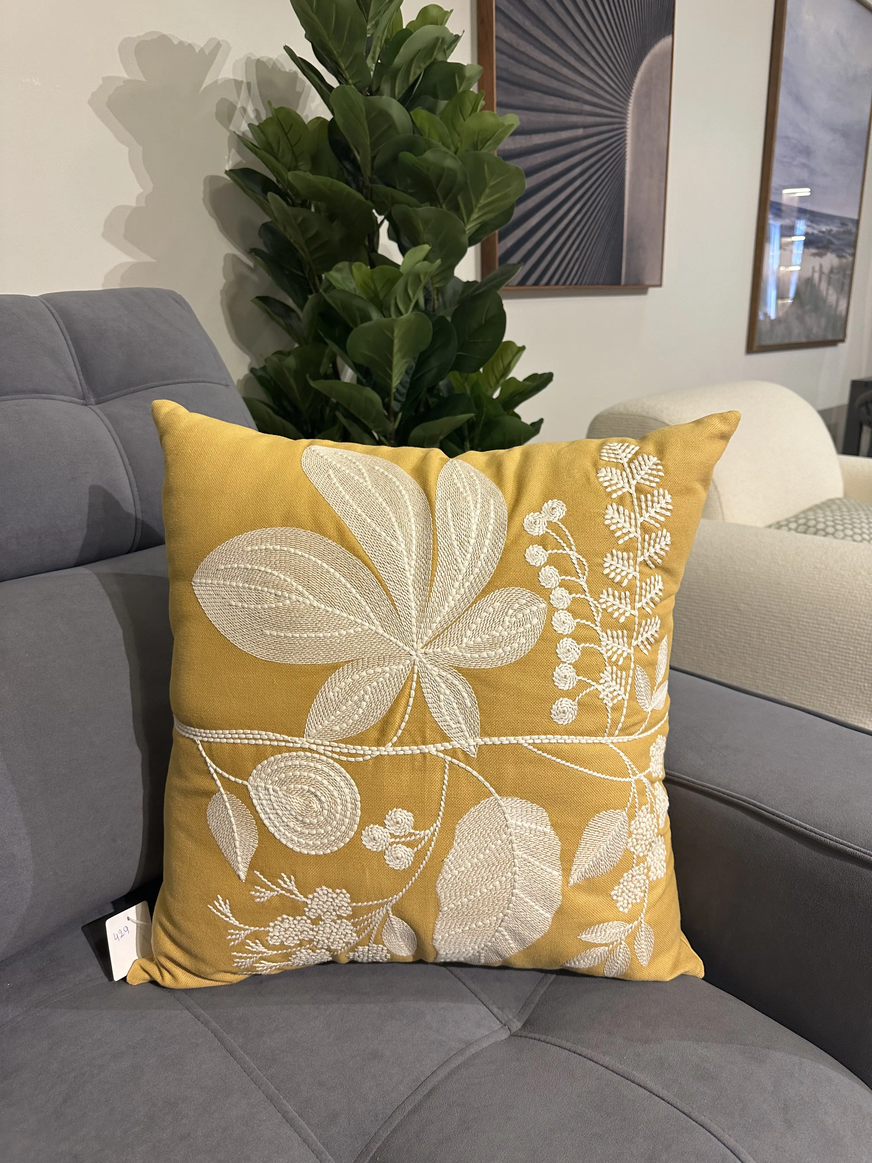 Almohada en tela Lino mostaza con bordado