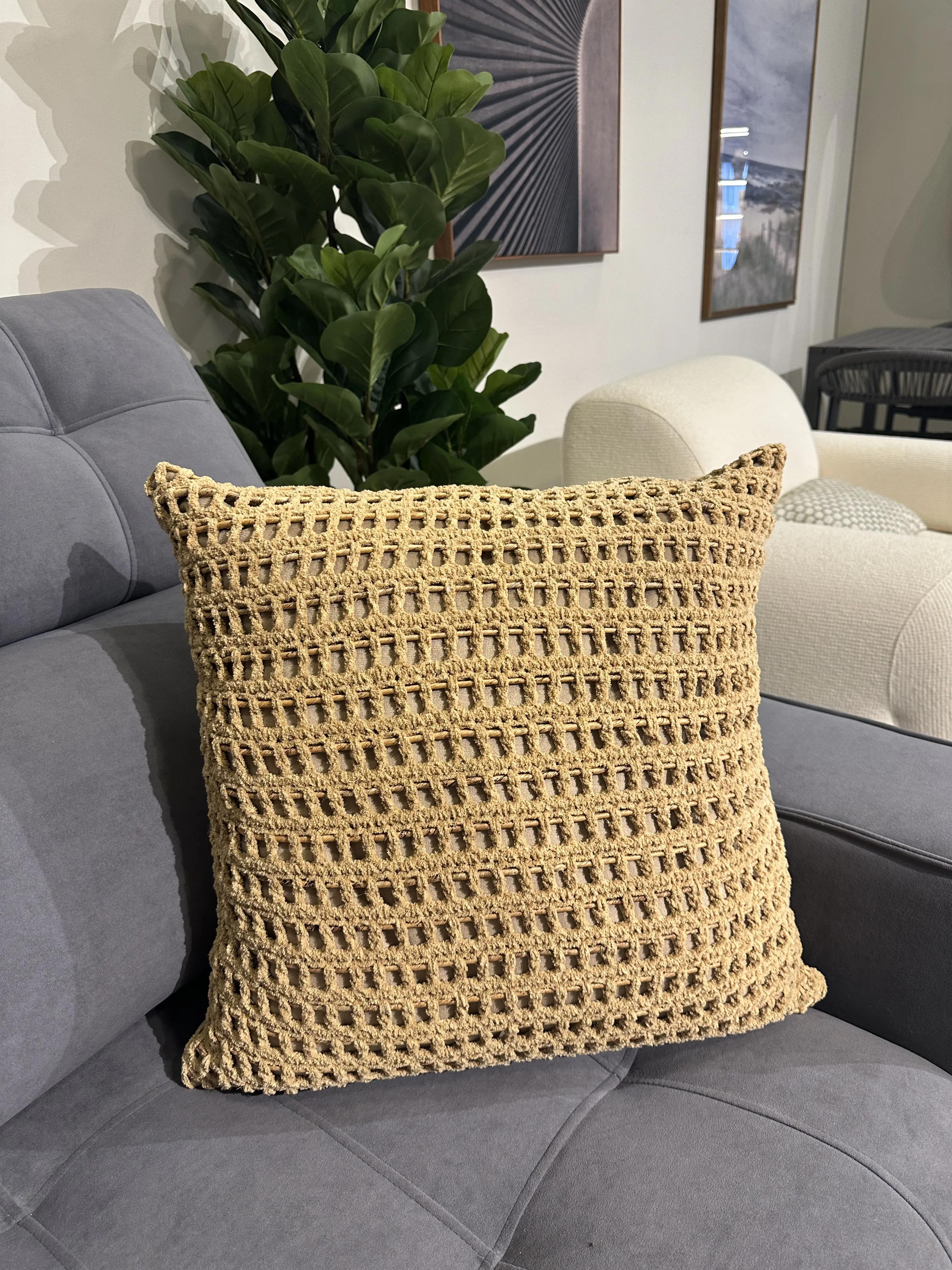 Almohada de tela suede con croché manual 