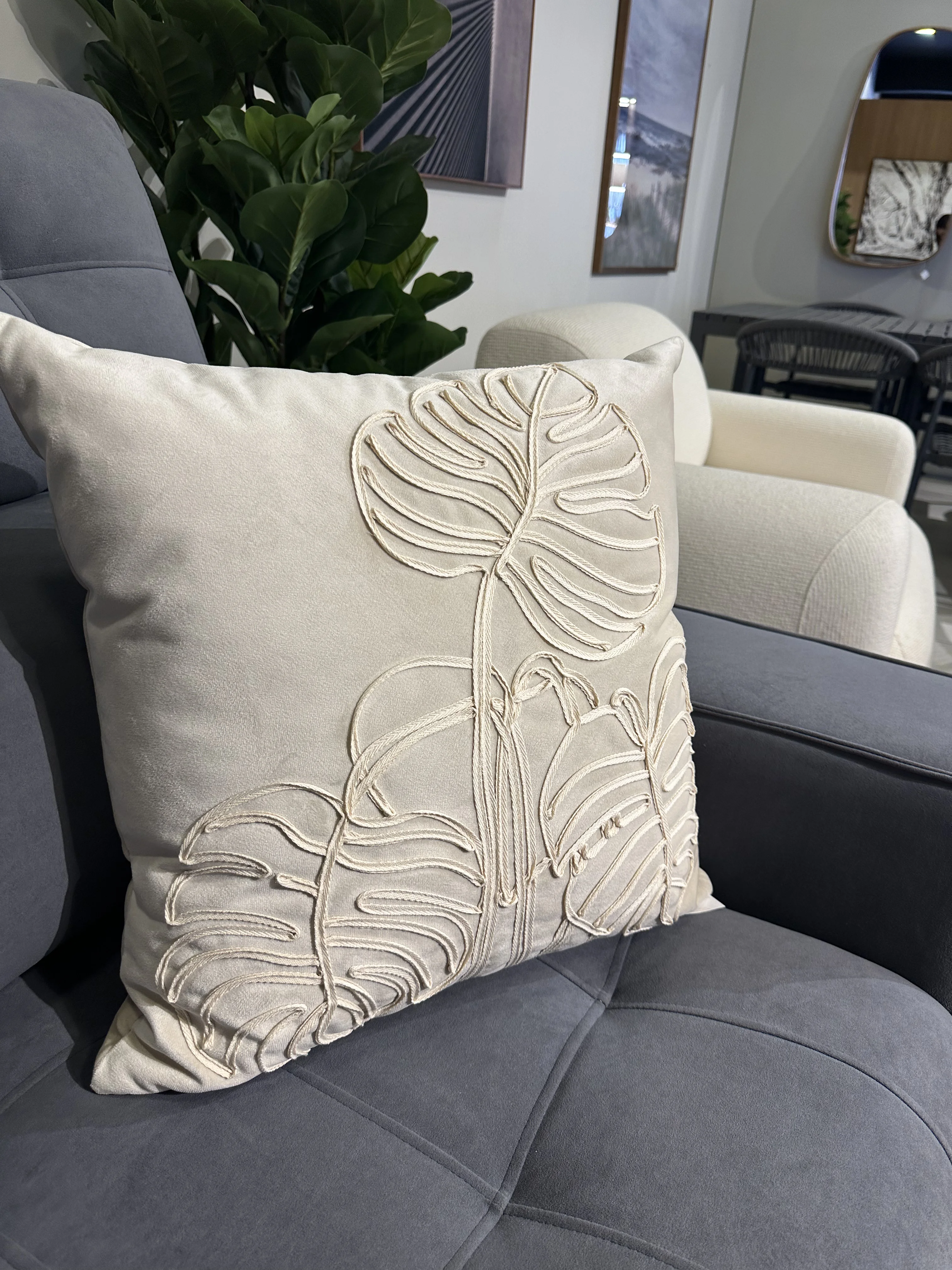 Almohada en tela suede con bordado beige 