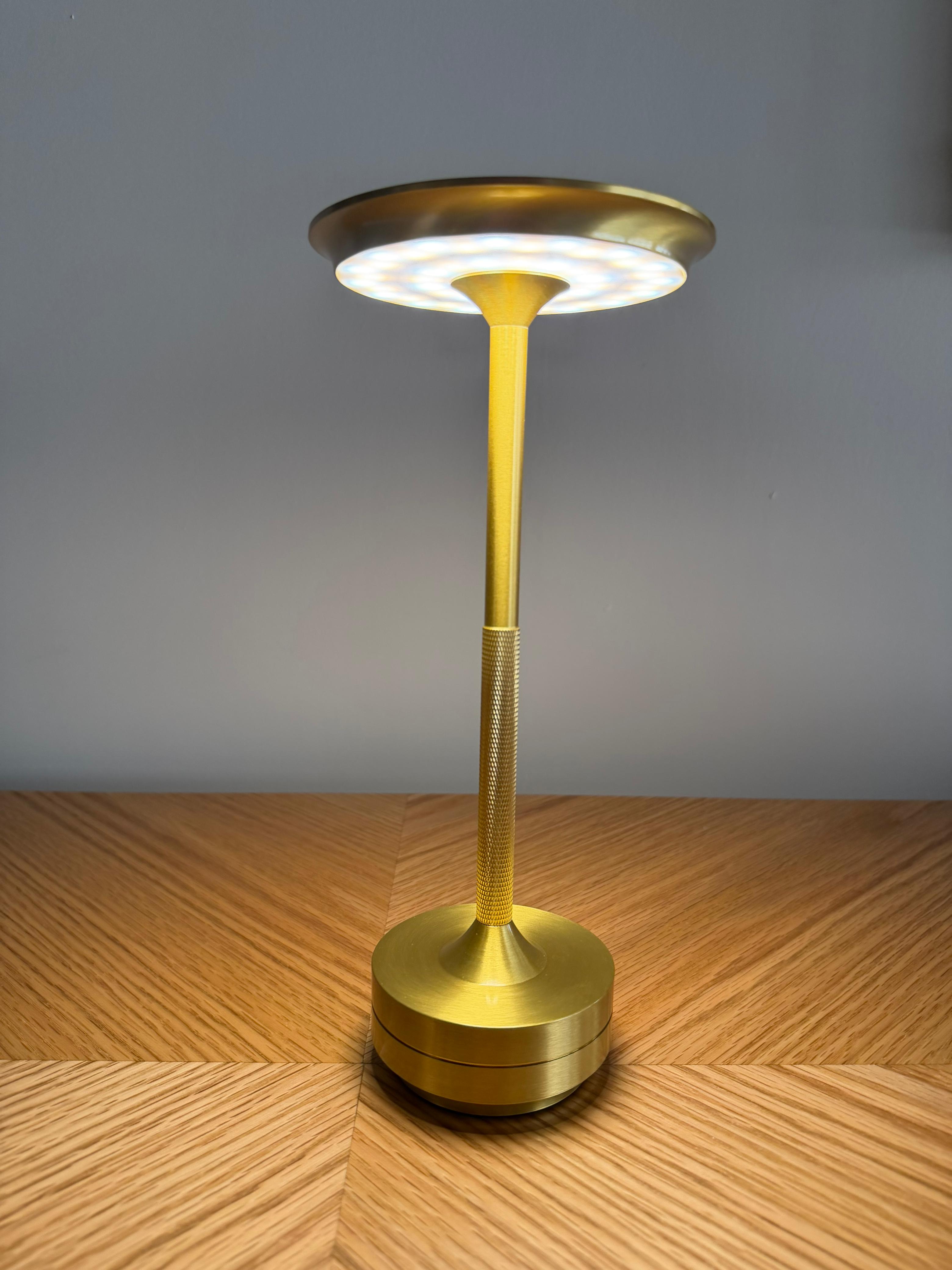 Luminaria en metal dorado con luz en led 