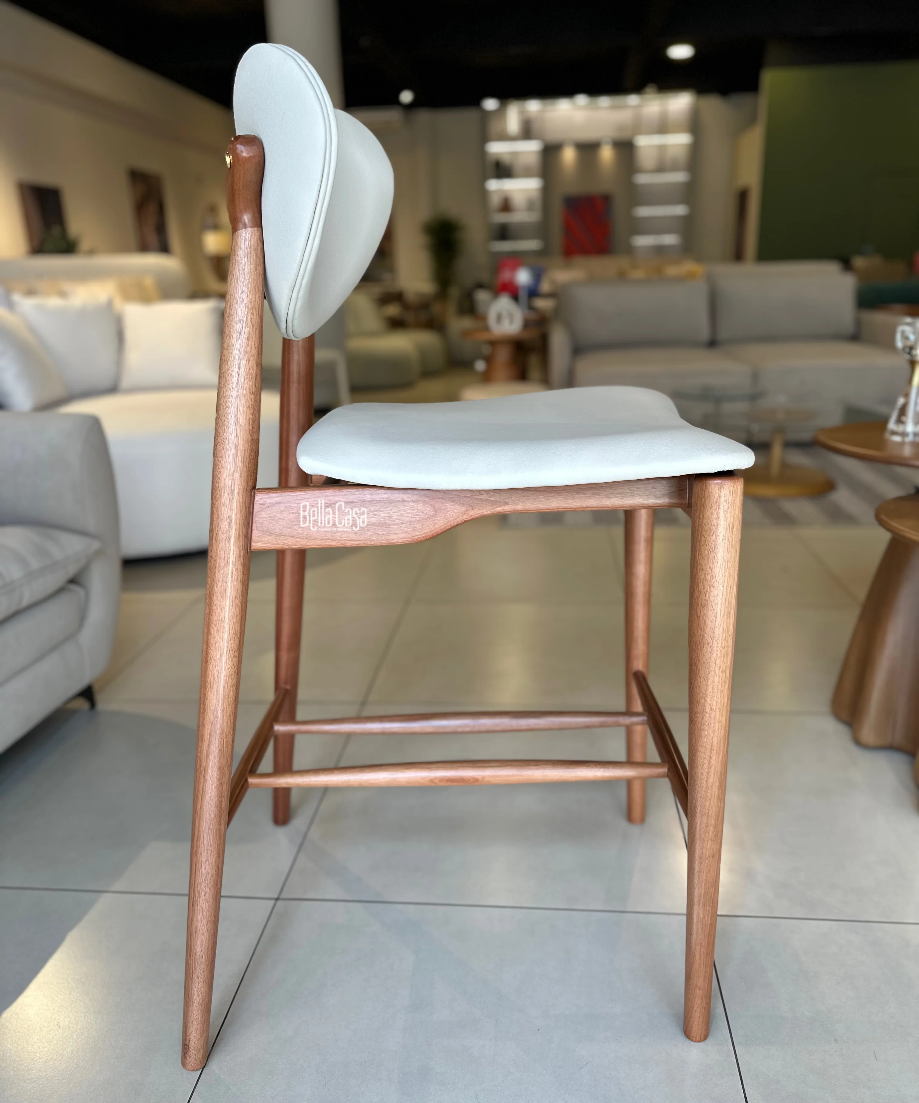 Butaca Cecilia en madera color almendra con eco cuero beige