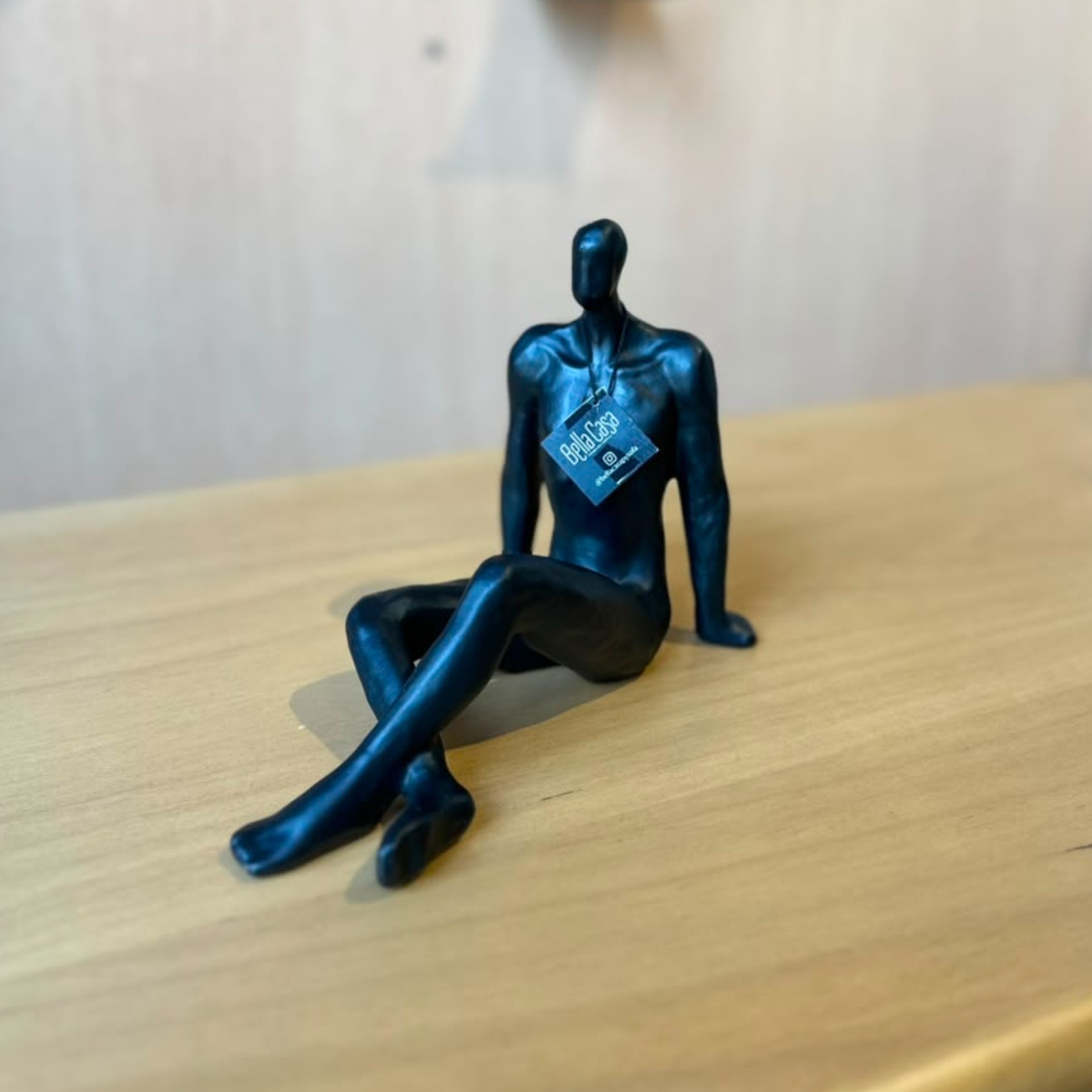 ESCULTURA HOMBRE SENTADO