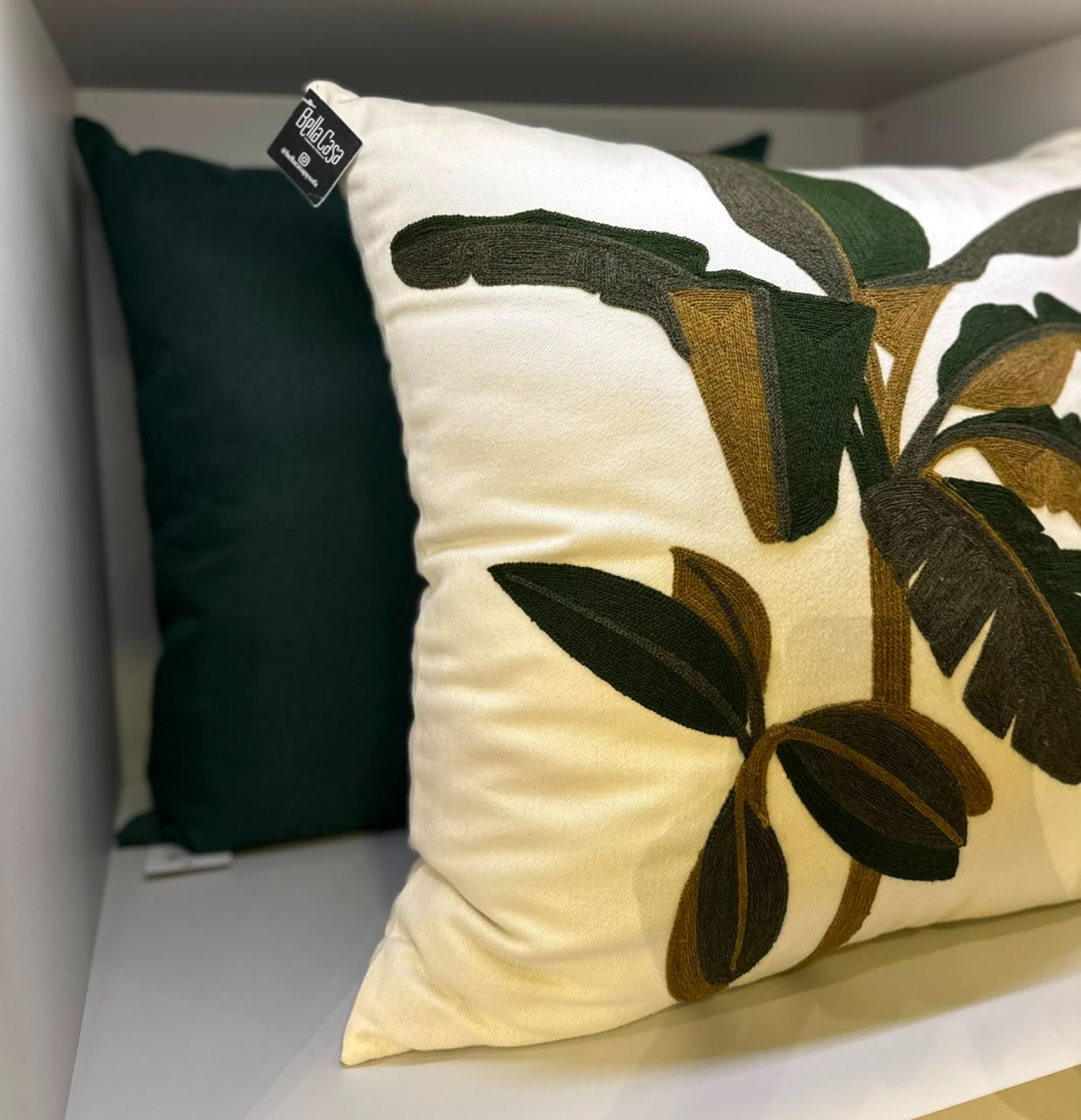 ALMOHADA DECORATIVA 52X52 BORDADO VERDE  - Vista 2