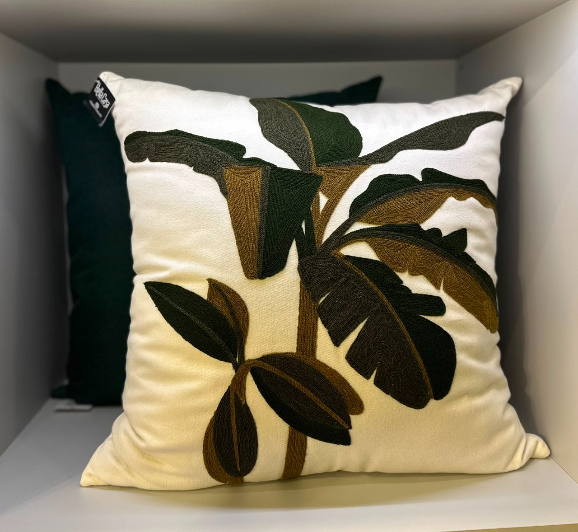 ALMOHADA DECORATIVA 52X52 BORDADO VERDE  - Vista 3