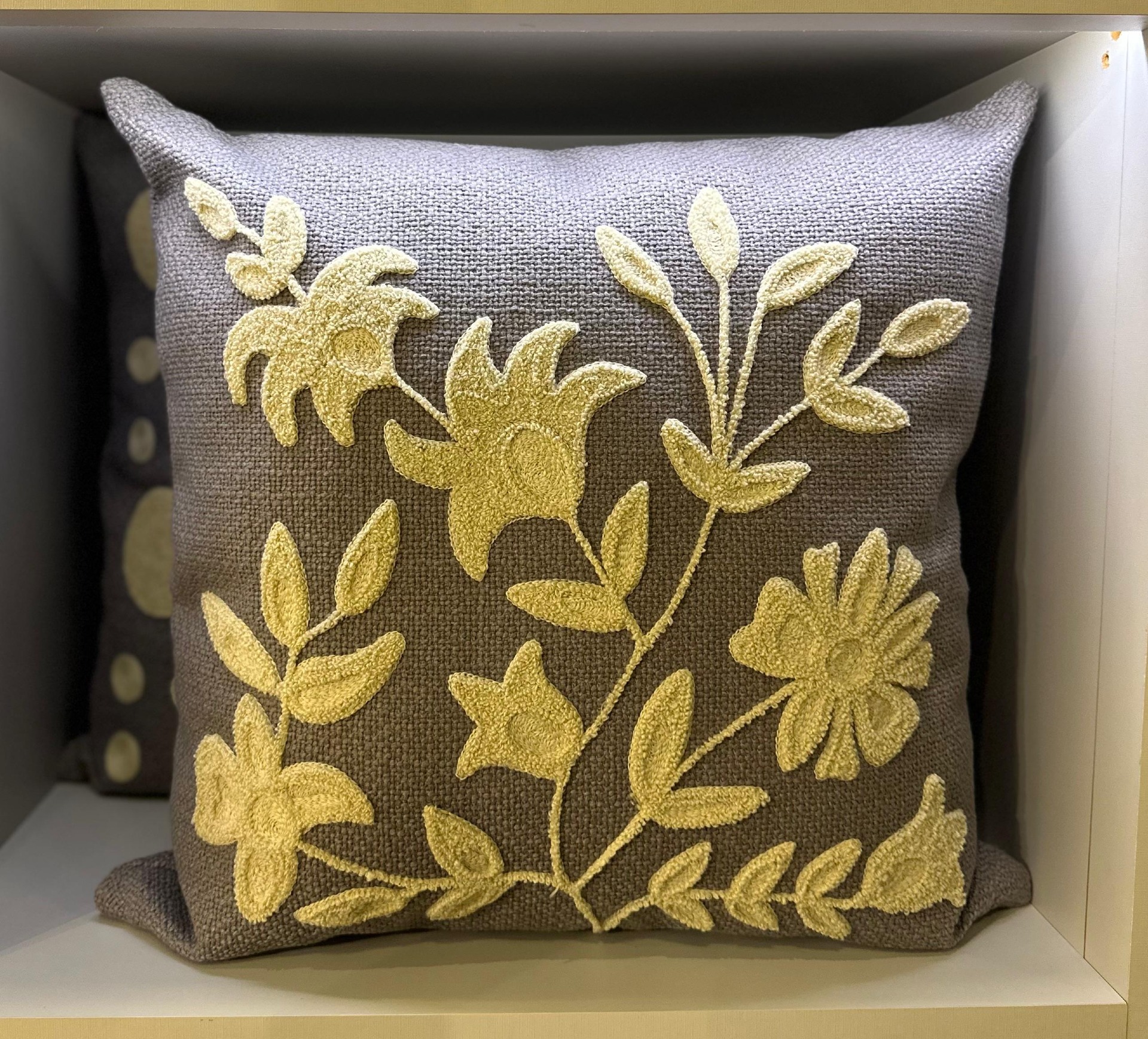 ALMOHADA DECORATIVA 60X60 BORDADO