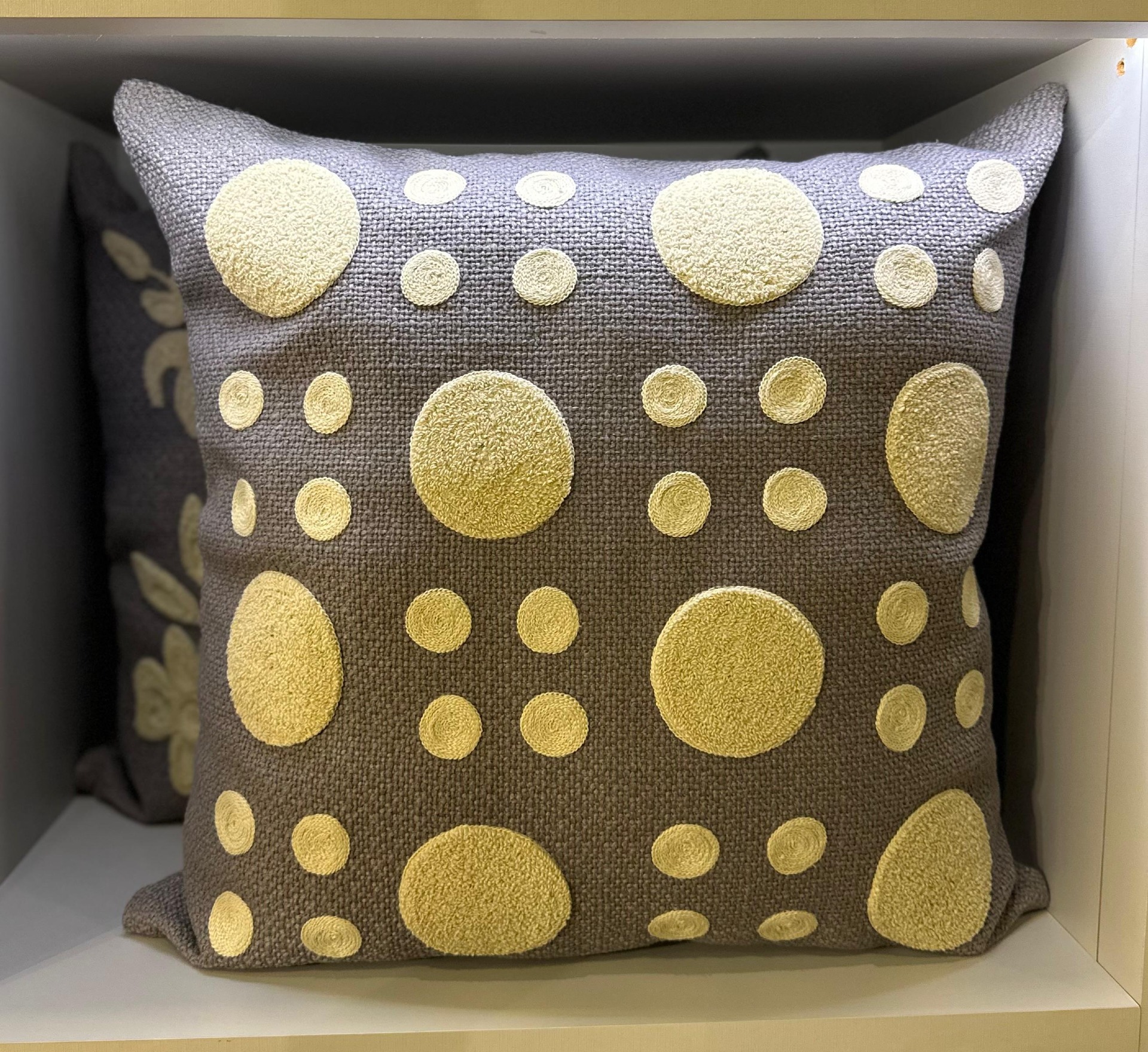 ALMOHADA DECORATIVA 60X60 BORDADO - Vista 2