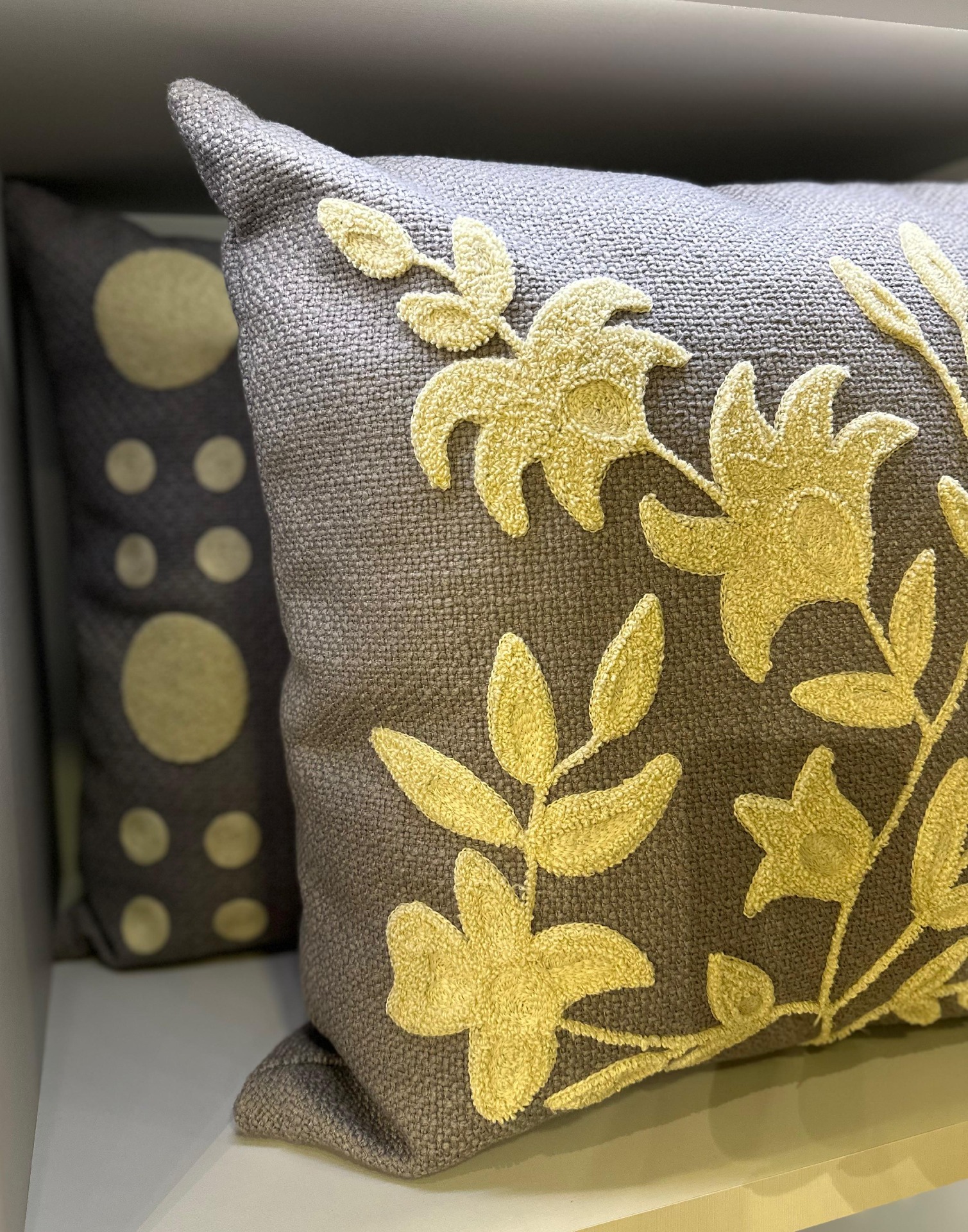 ALMOHADA DECORATIVA 60X60 BORDADO - Vista 3