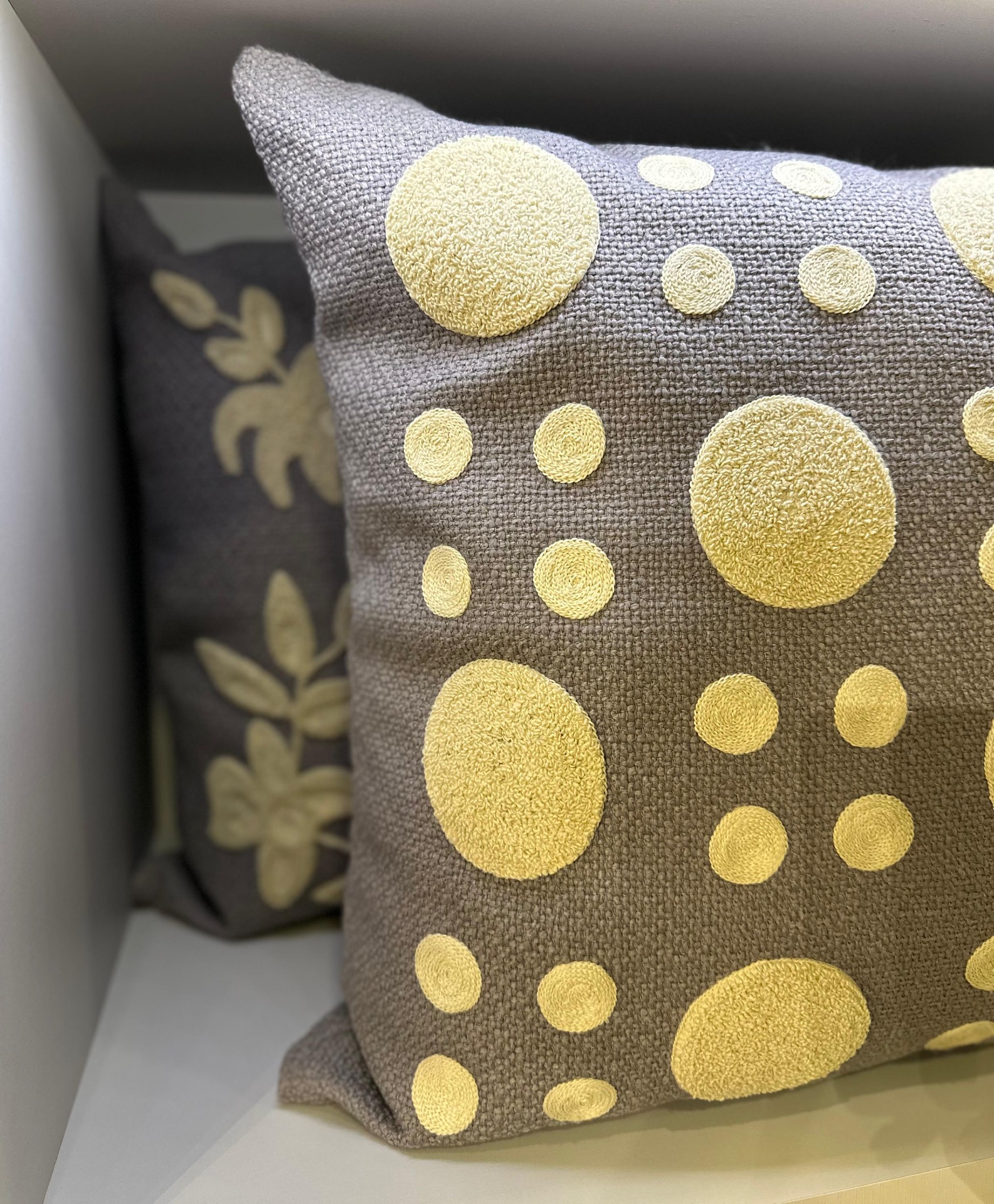 ALMOHADA DECORATIVA 60X60 BORDADO - Vista 4