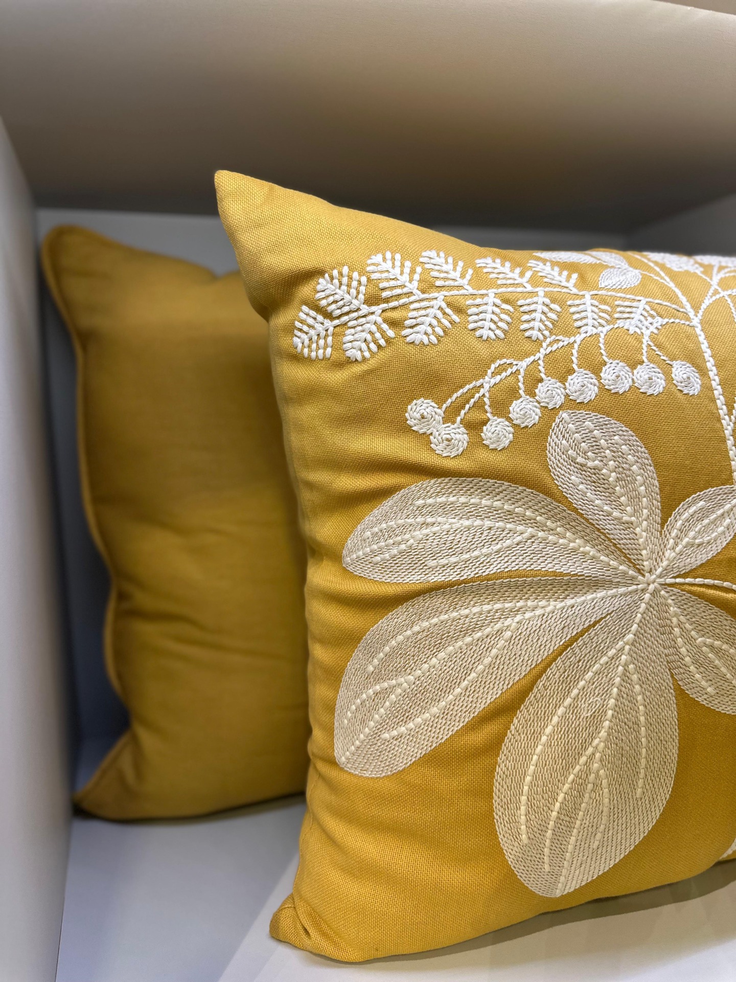 ALMOHADA DECORATIVA 52X52 LINO MOSTAZA  - Vista 4