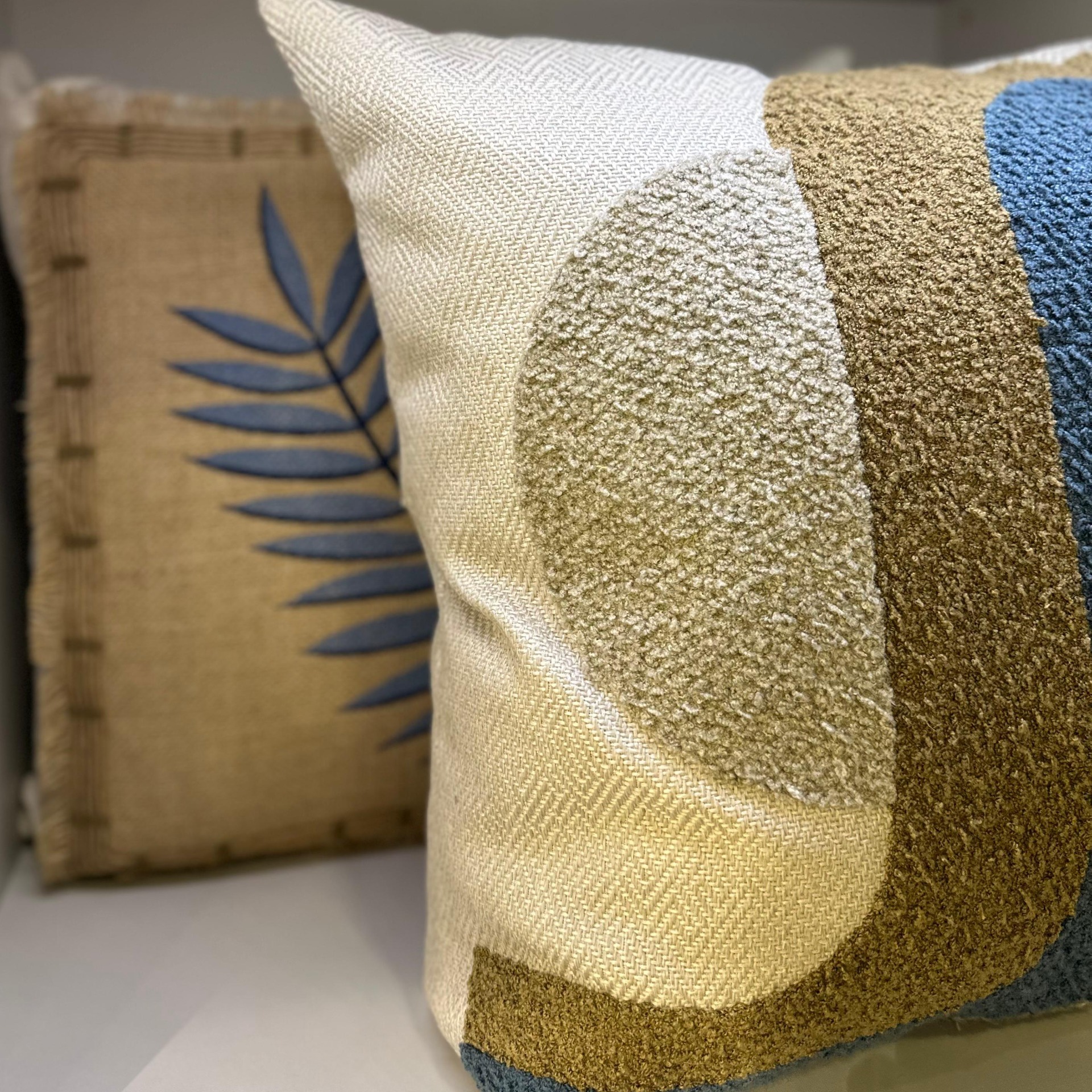 ALMOHADA DECORATIVA 52X52 BORDADO BOUCLÉ