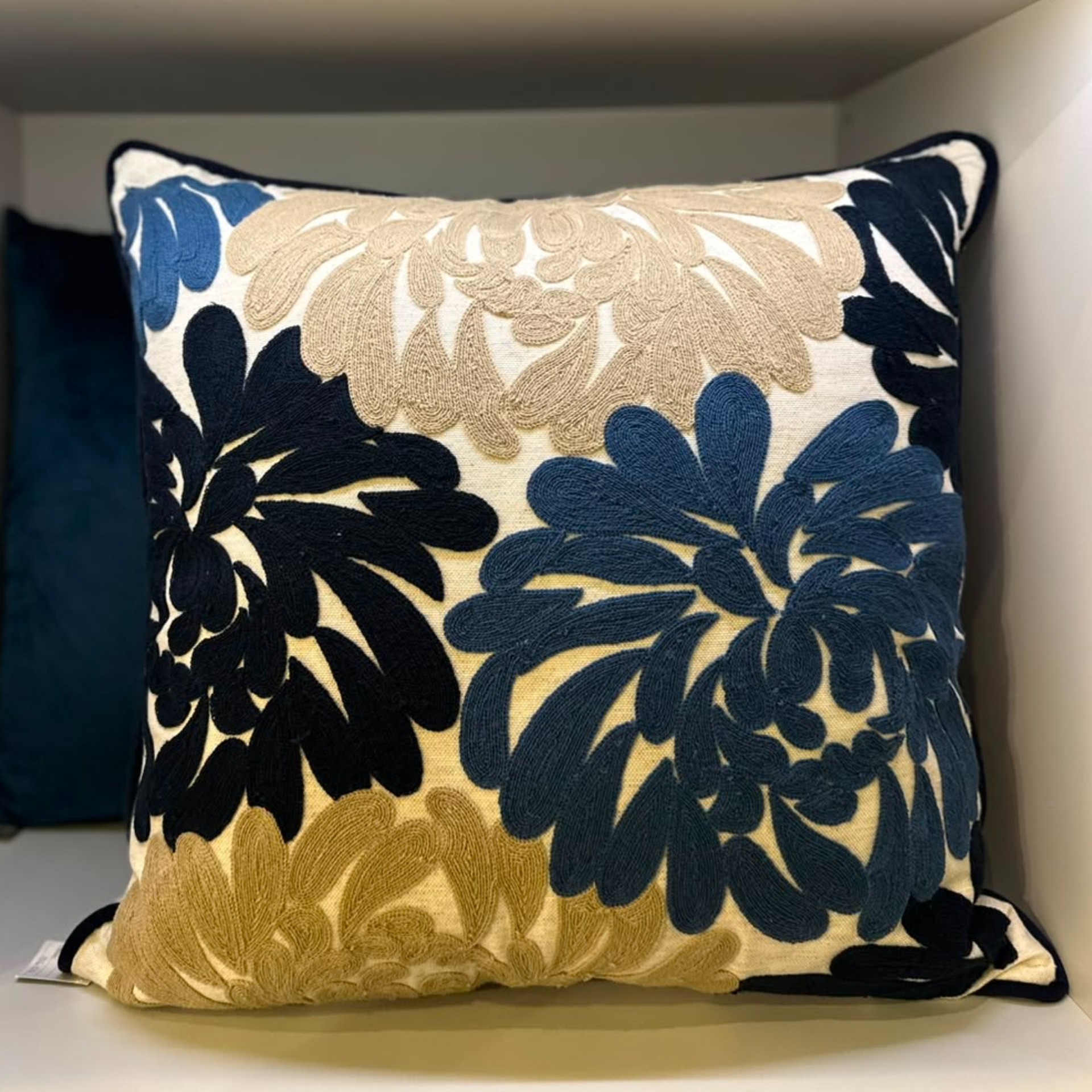 ALMOHADA DECORATIVA 50X50 BORDADO AZUL Y LISO