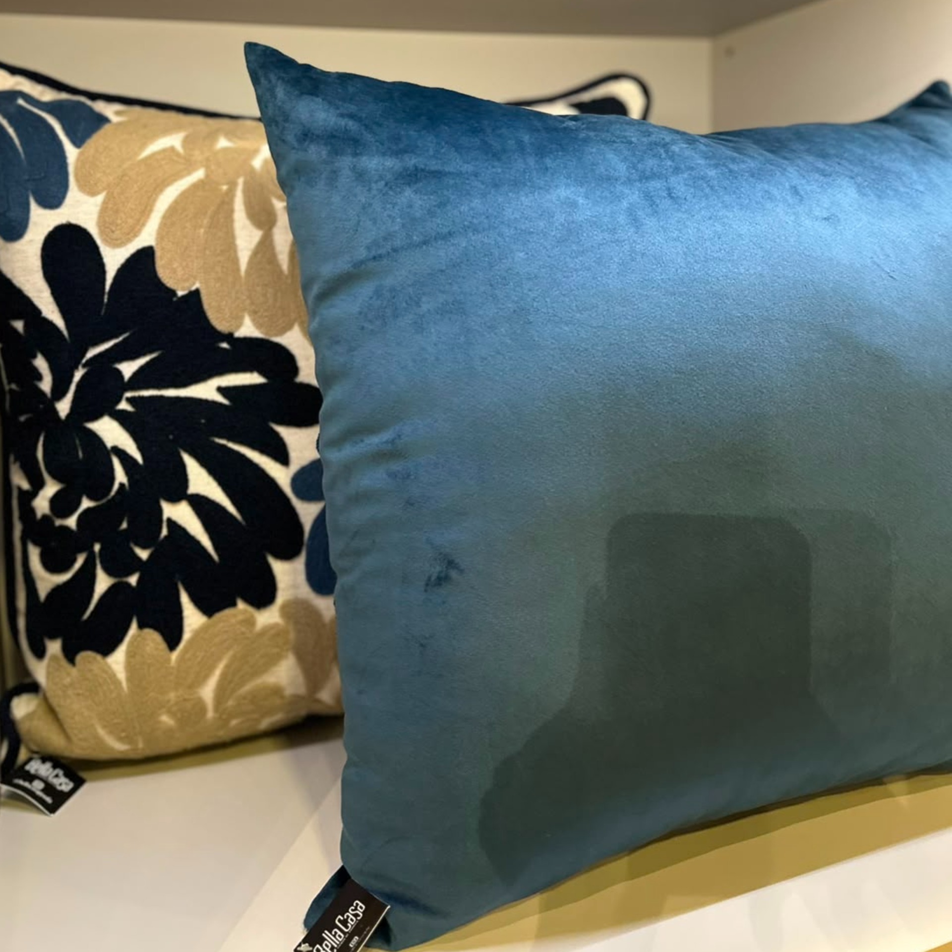 ALMOHADA DECORATIVA 50X50 BORDADO AZUL Y LISO - Vista 2