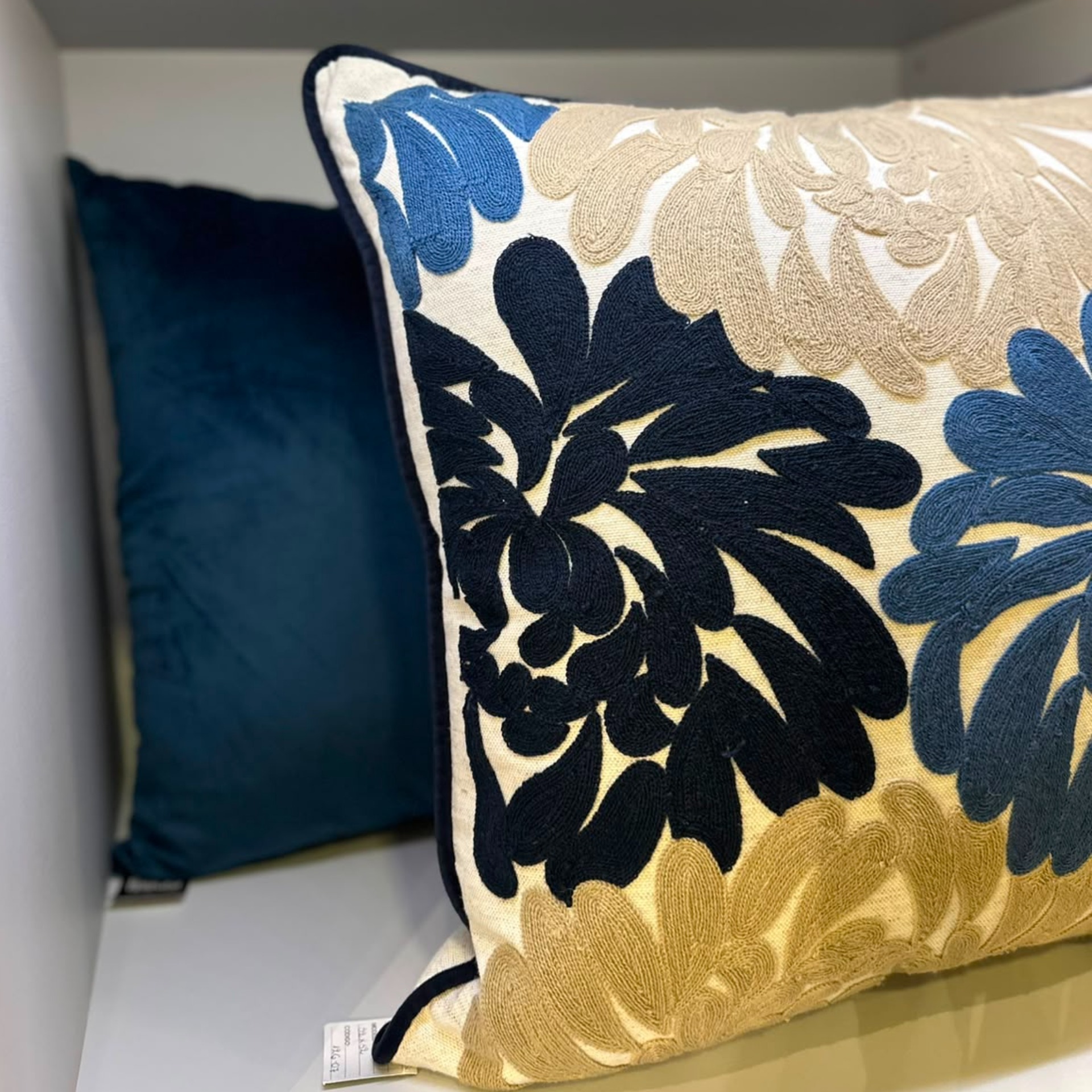 ALMOHADA DECORATIVA 50X50 BORDADO AZUL Y LISO - Vista 4