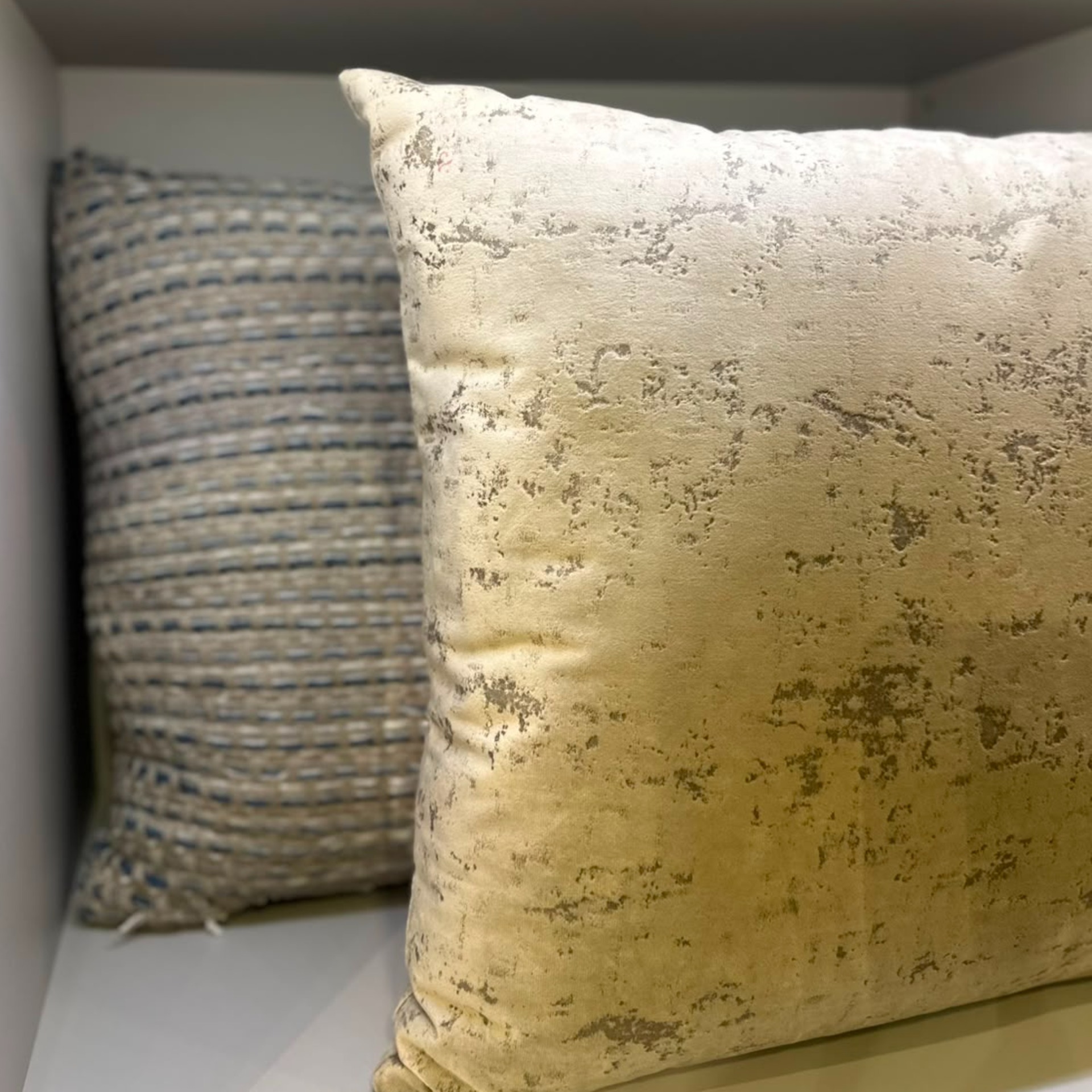 ALMOHADA DECORATIVA 50X50  MARMORIZADO GRIS  - Vista 3