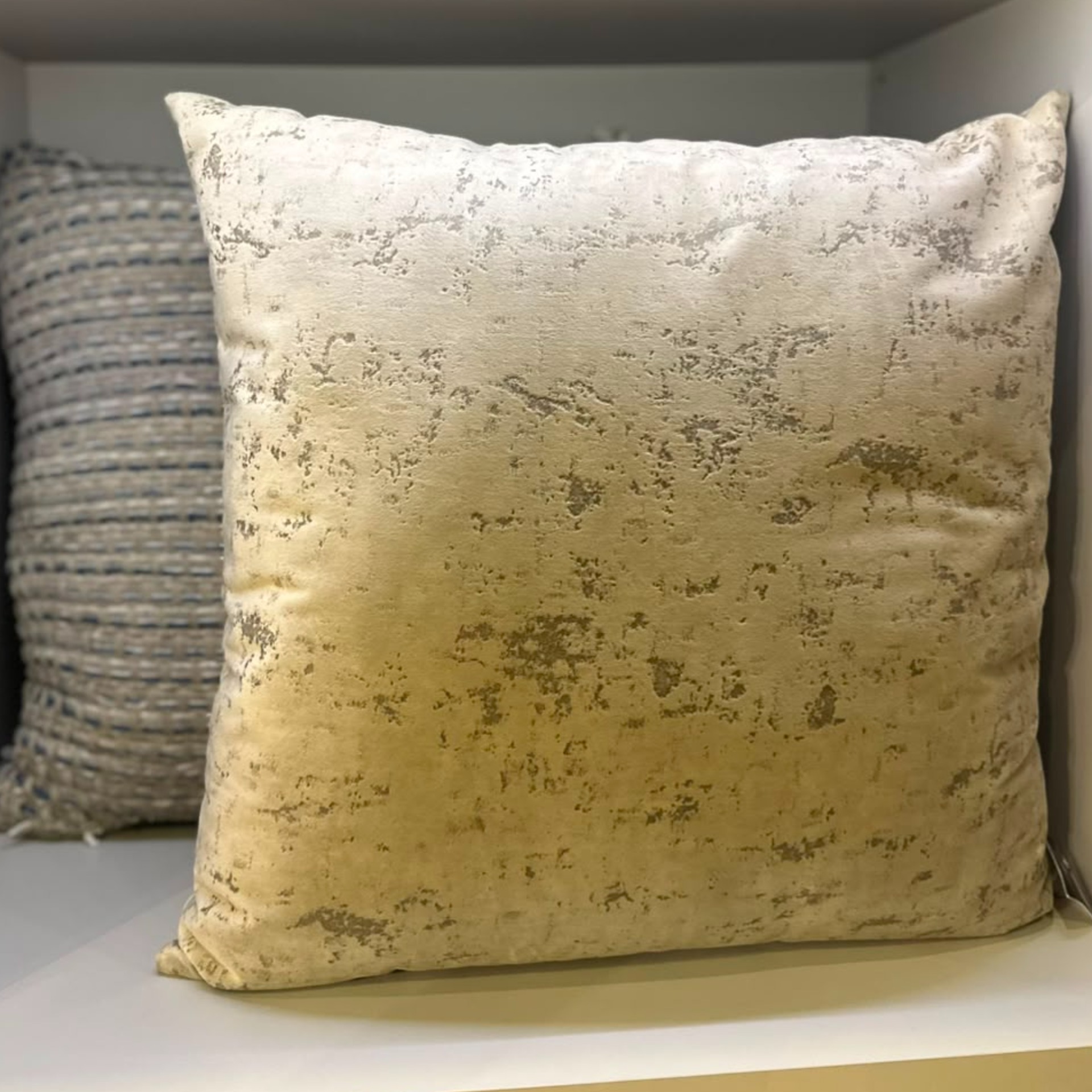 ALMOHADA DECORATIVA 50X50  MARMORIZADO GRIS  - Vista 4