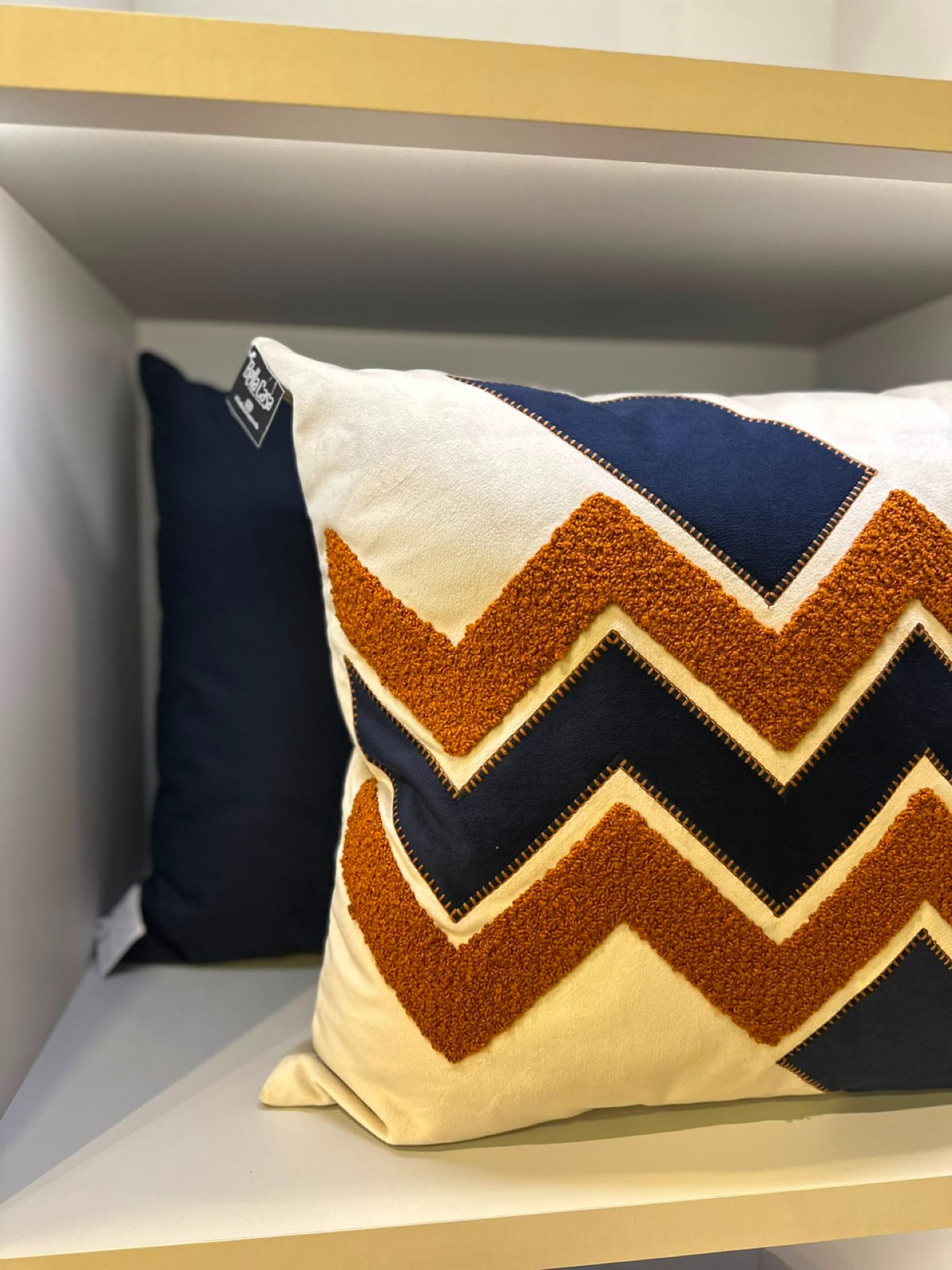 ALMOHADA DECORATIVA 50X50 BORDADO BOUCLÉ DERRACOTA Y AZUL