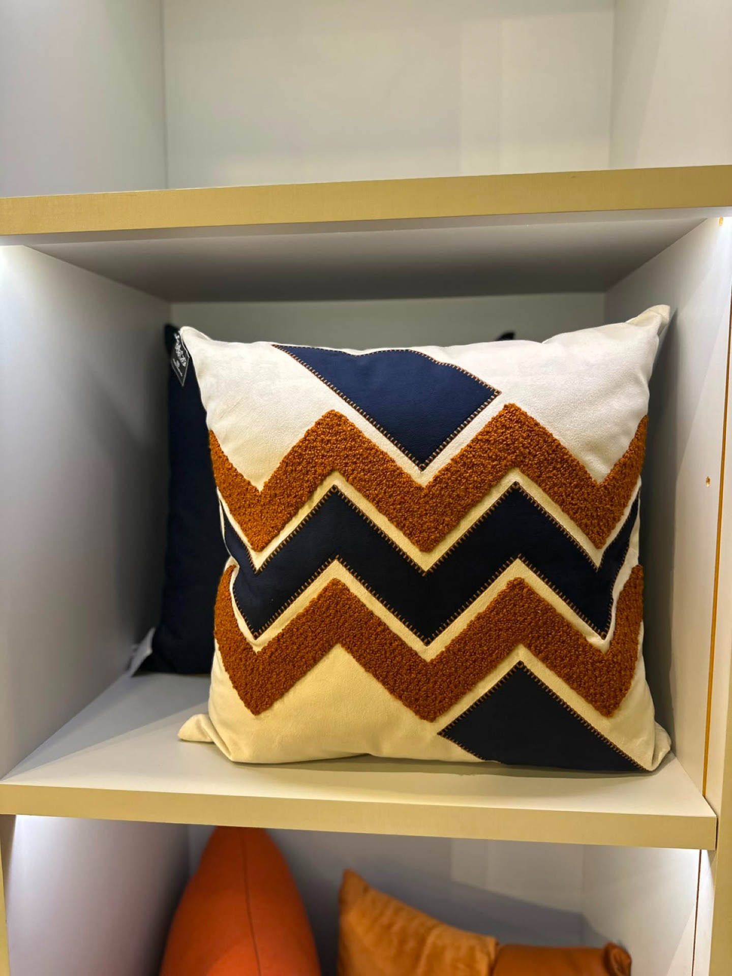 ALMOHADA DECORATIVA 50X50 BORDADO BOUCLÉ DERRACOTA Y AZUL - Vista 2