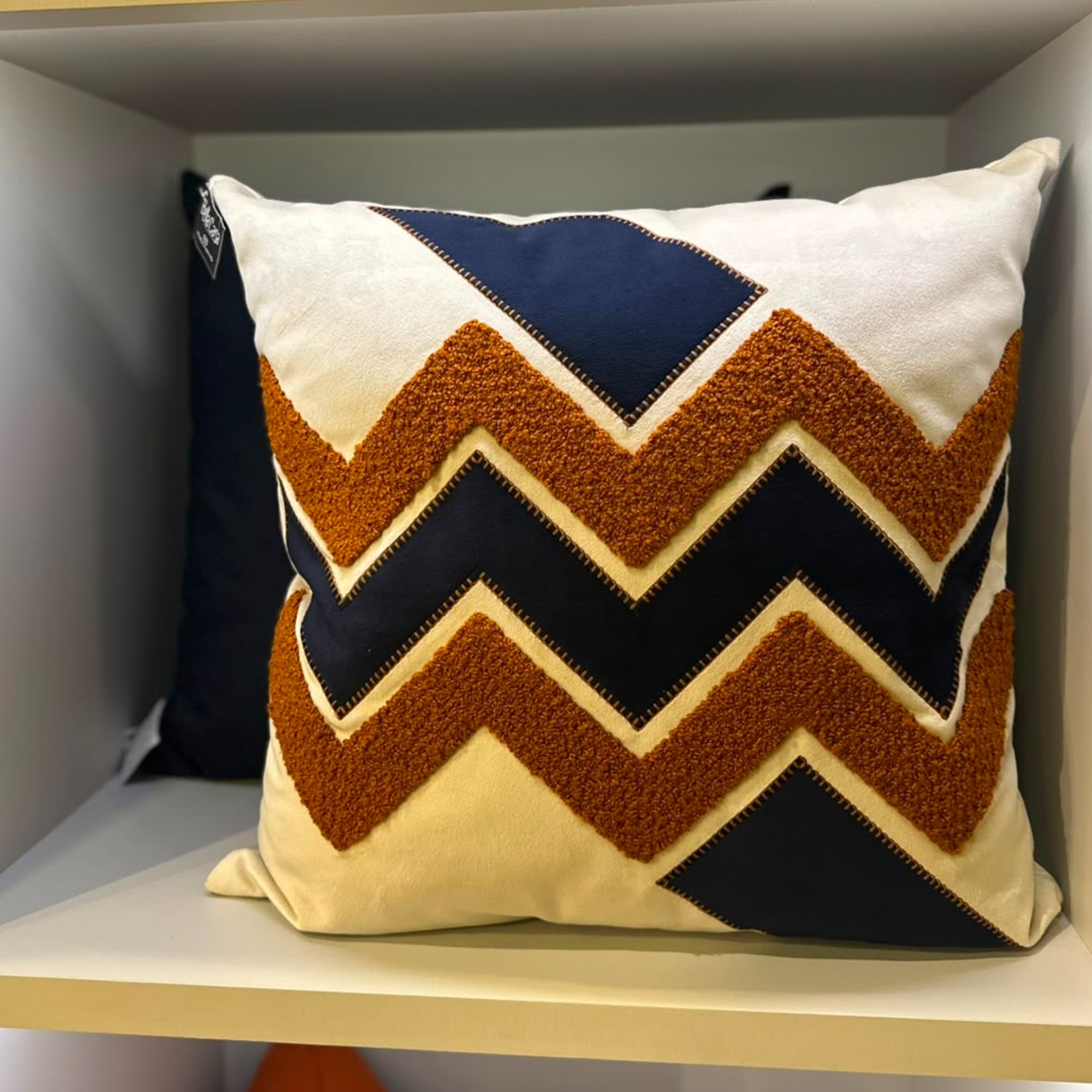 ALMOHADA DECORATIVA 50X50 BORDADO BOUCLÉ DERRACOTA Y AZUL - Vista 3