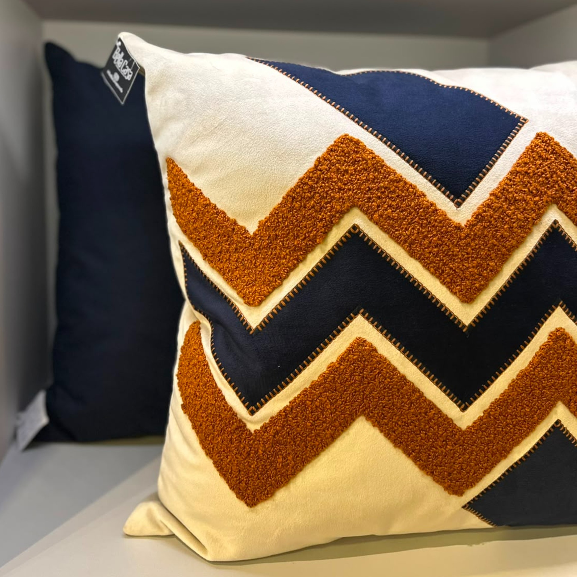 ALMOHADA DECORATIVA 50X50 BORDADO BOUCLÉ DERRACOTA Y AZUL - Vista 4