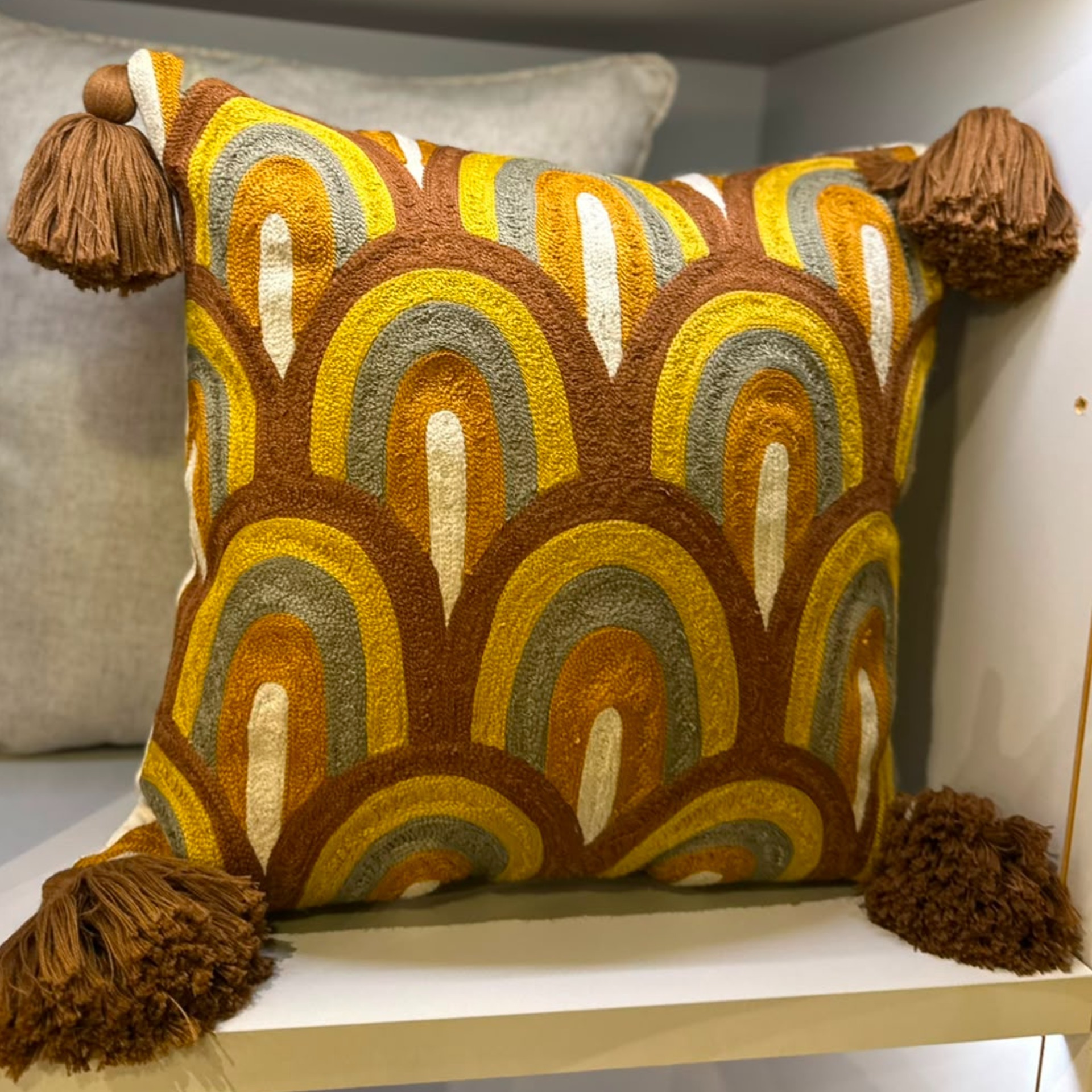 ALMOHADA DECORATIVA 52X52 BORDADO TERRACOTA Y MOSTAZA