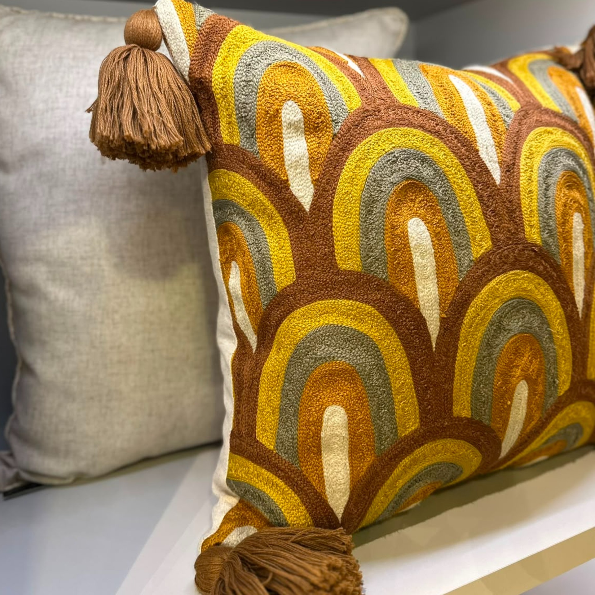 ALMOHADA DECORATIVA 52X52 BORDADO TERRACOTA Y MOSTAZA - Vista 2