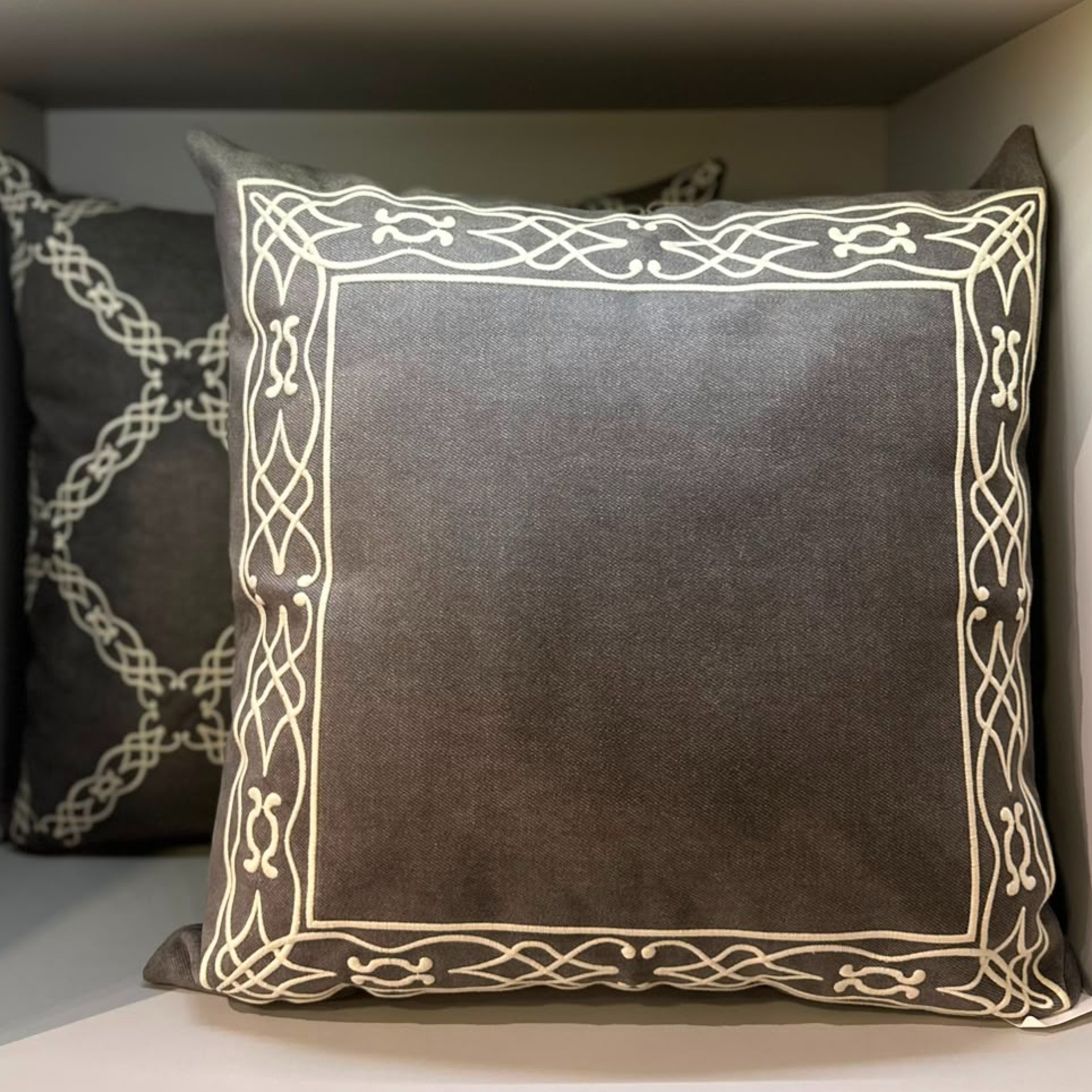 ALMOHADA DECORATIVA LINO GRIS 50X50 - Vista 2